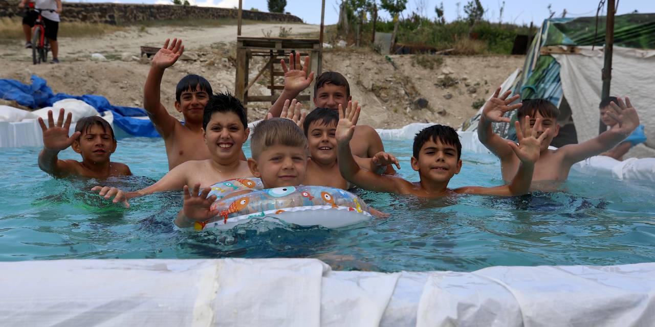 Öğretmen ve çocuklar el ele verdi: Köylerinde artık yüzme havuzu var!