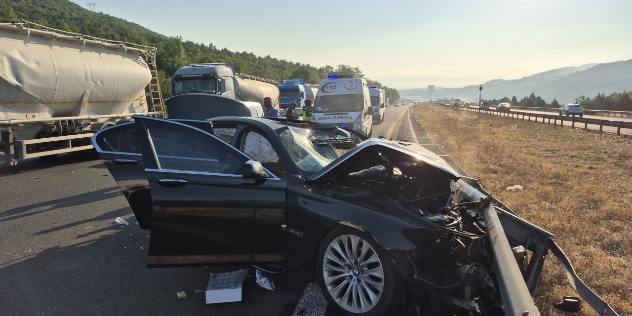 Otomobil kamyona ve bariyere çarptı: 5 yaralı