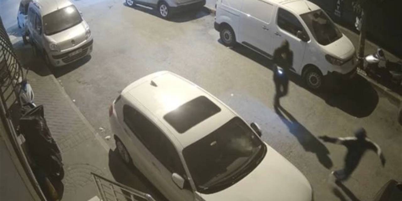 Sultangazi'de park halindeki aracı kurşunladılar: Biri ateş etti diğeri kaydetti