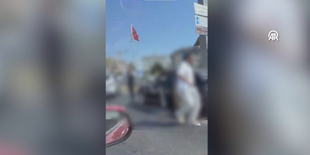 Akan trafikte araçtan inip oynamaya başladılar! Cezaları kesildi