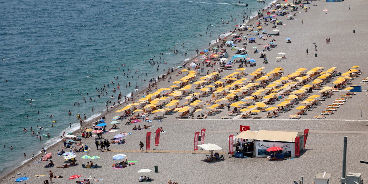 Sıcaklık 44 dereceye ulaştı: Yurttaşlar sahillere akın etti