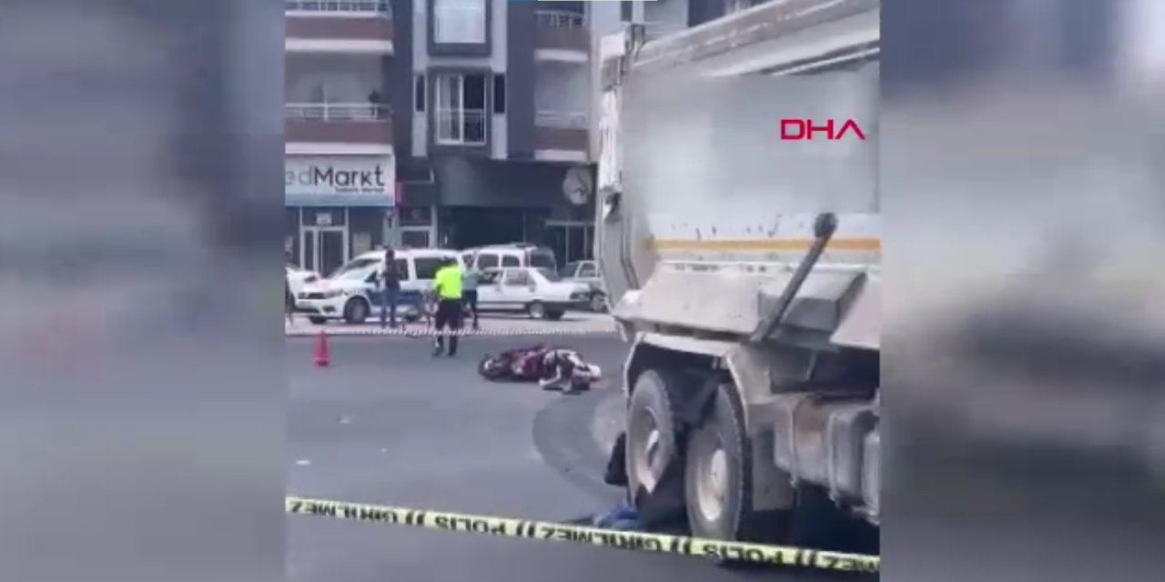 Mersin'de feci kaza! Motosiklet kamyonun altında kaldı