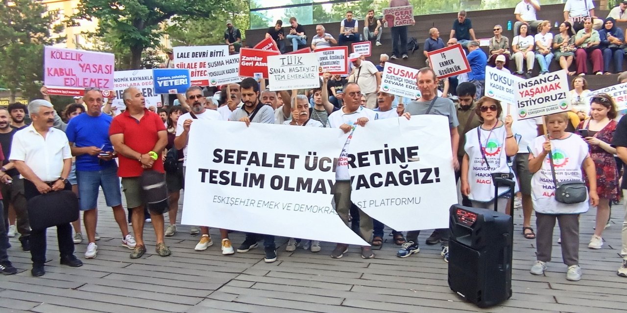 AKP standından 'sefalet ücreti' pankartına saldırı