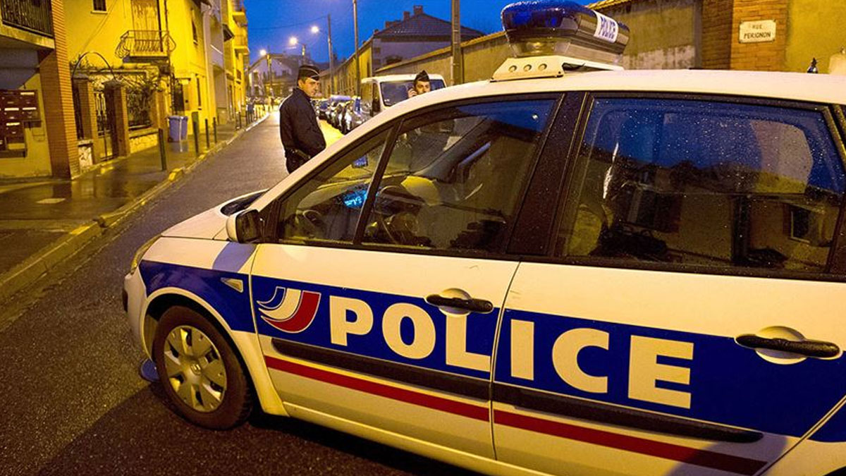 Fransa'da cami önünde silahlı saldırı: İçişleri Bakanı ibadethanelerde güvenliğin artmasını istedi