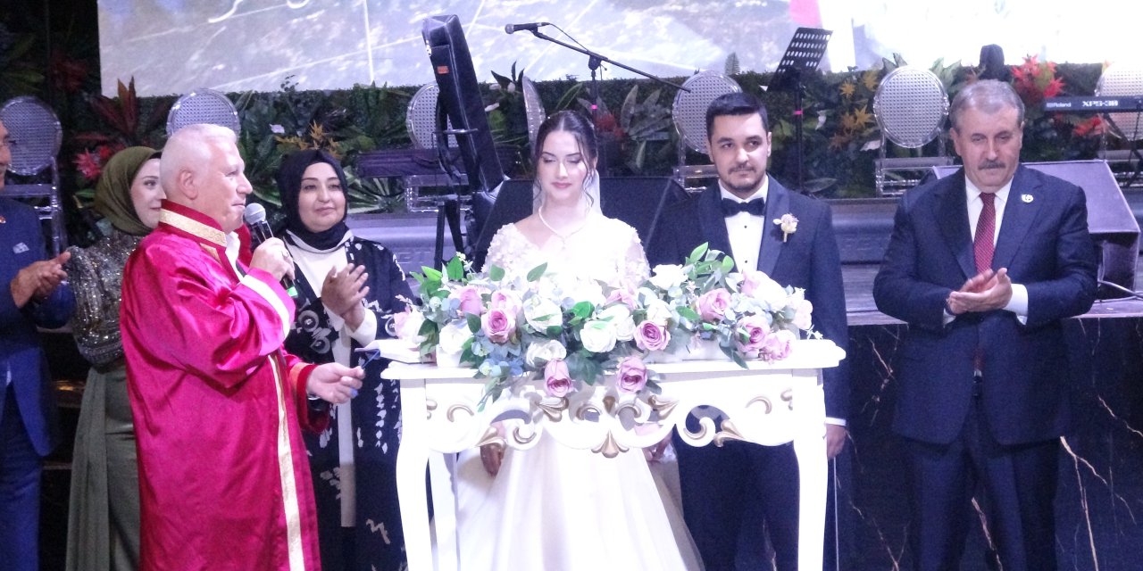 Destici düğünde türküler söyledi; çiftten 4 çocuk istedi!