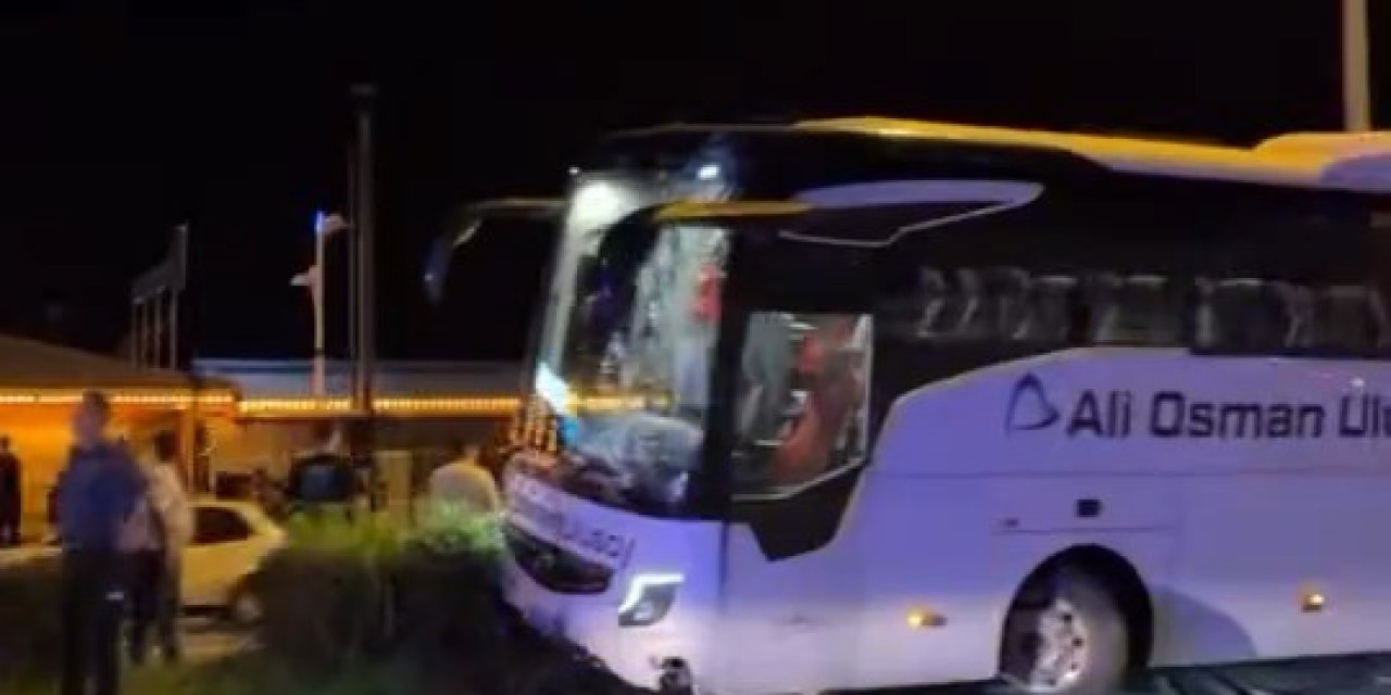 Karadeniz Sahil Yolu'nda yolcu otobüsü korkuluklara çarptı