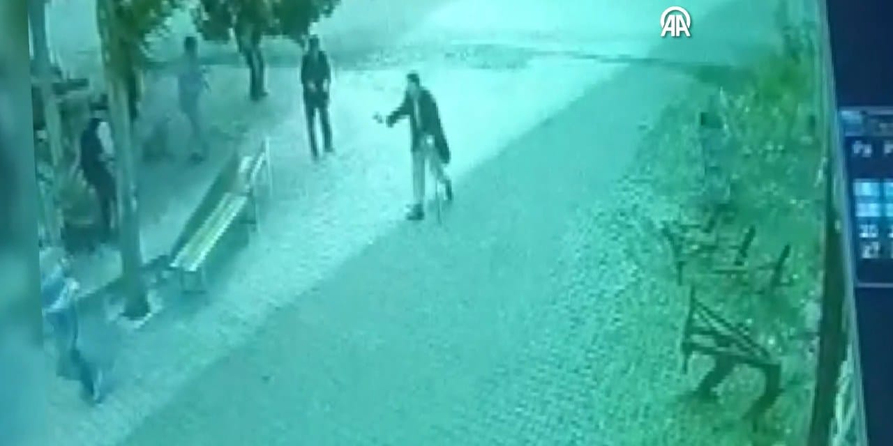 Bir elinde baston bir elinde tabanca! 93 yaşında köy meydanını kana buladı