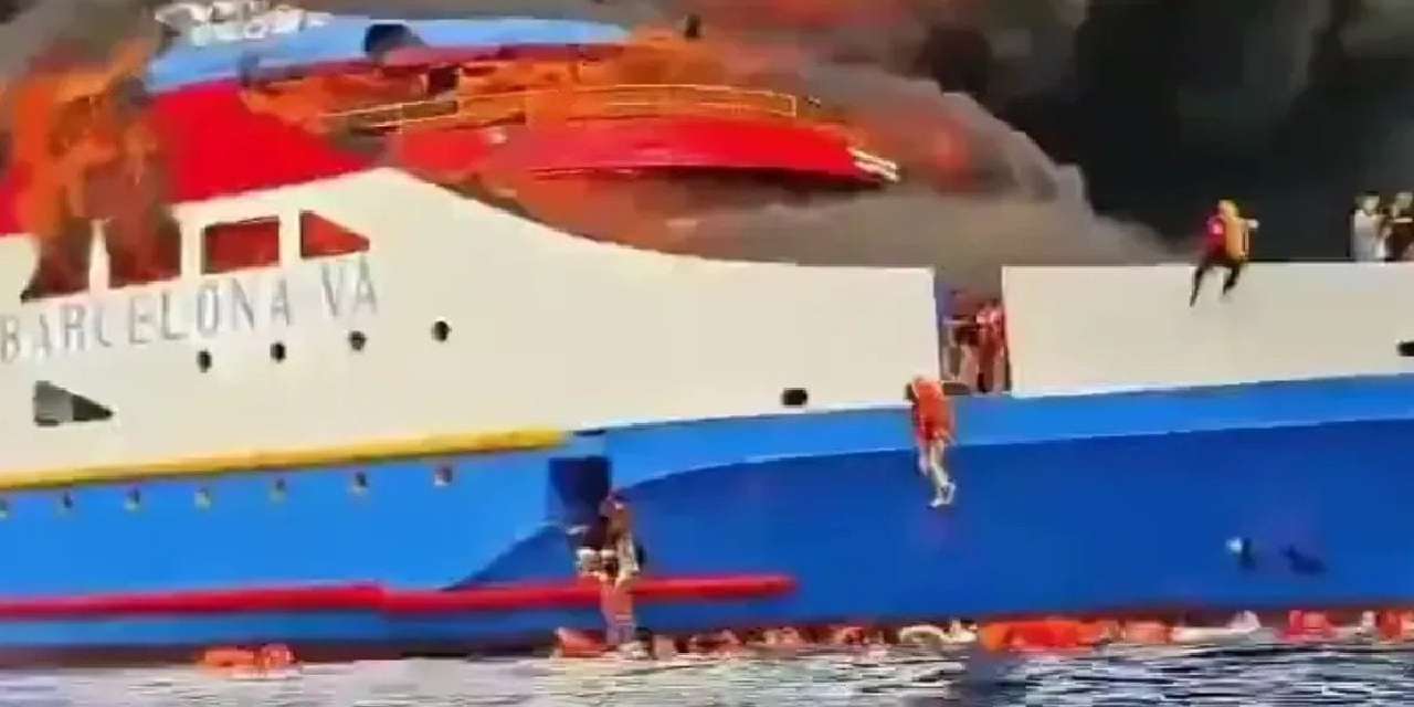 Gemi yandı: 568 kişi denize atladı