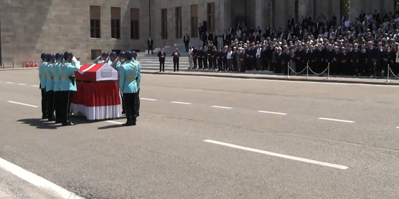 Altan Öymen son yolculuğuna uğurlanıyor