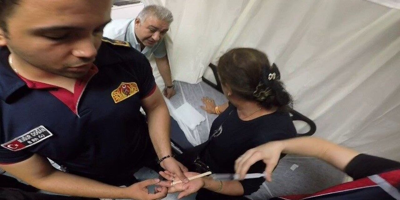 Parmağına sıkışan yüzüğü itfaiye çıkardı