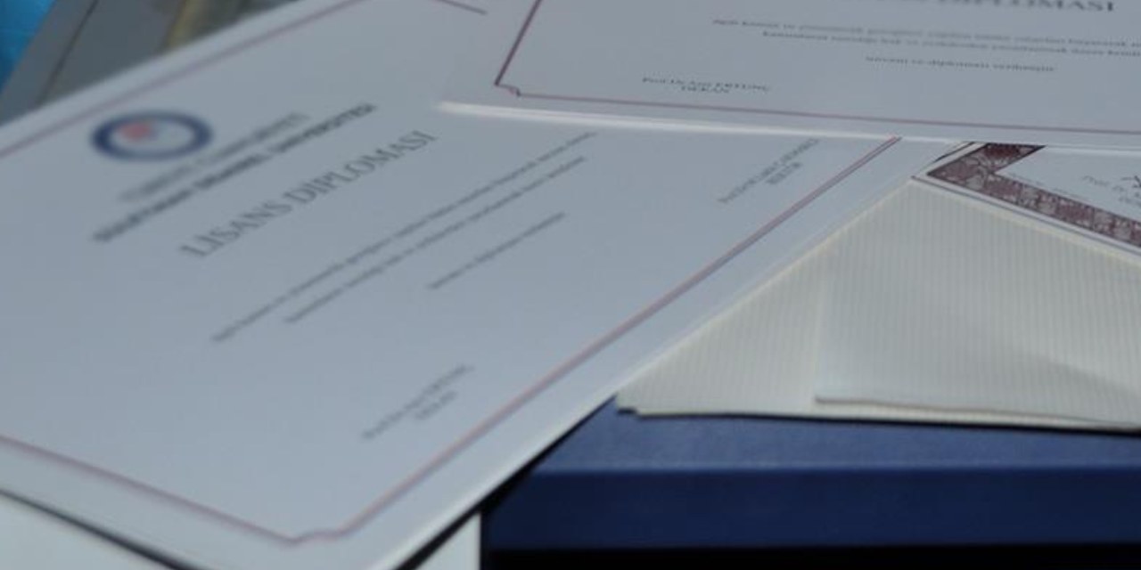 Ölen avukatların kimlikleriyle hukuk mezunu oldular!  Üniversite sistemini hacklemişler