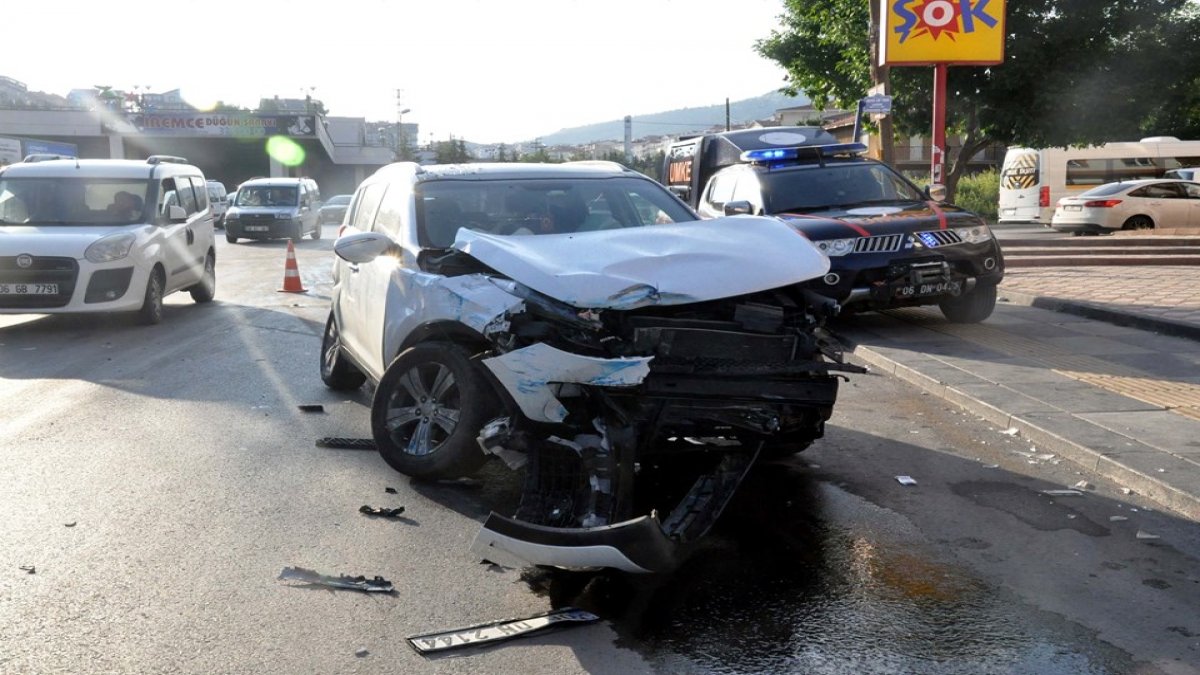 Ankara'da yürekleri ağza getiren kaza! Dolmuş ile otomobil çarpıştı: 8 yaralı