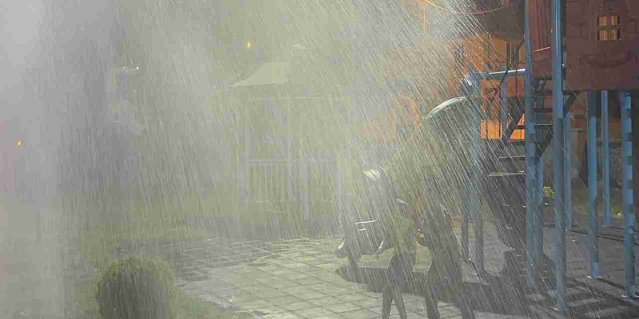 Iğdır’da çocuklar sulama aracından sıkılan suyla serinledi