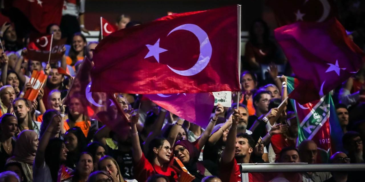 Yenilgilere abone olan milli takım küme düşmekten kılpayı kurtuldu