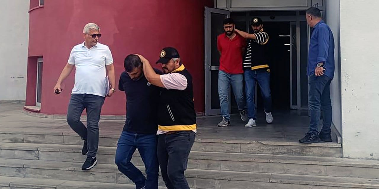 Kendilerini polis olarak tanıtıp milyonlarca lira dolandırdılar