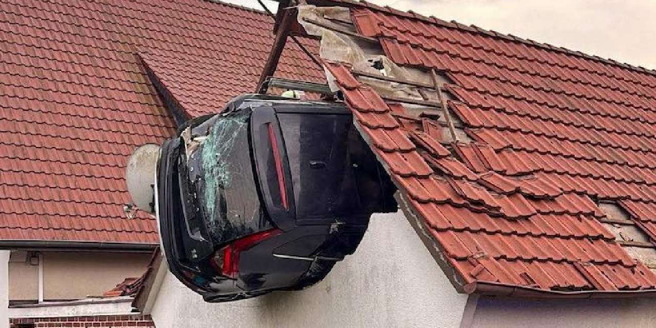 Uçan araba ahırın çatısına girdi
