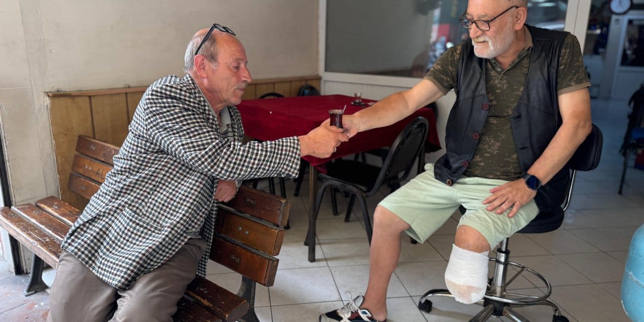 Tek ayakla hayata tutundu! Tekerlekli sandalyeyle çay servisi