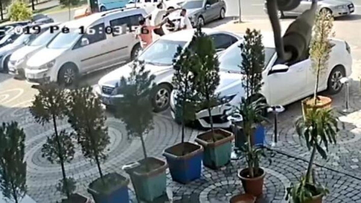 Avukattan şoke eden hareket! Uçan tekme attı