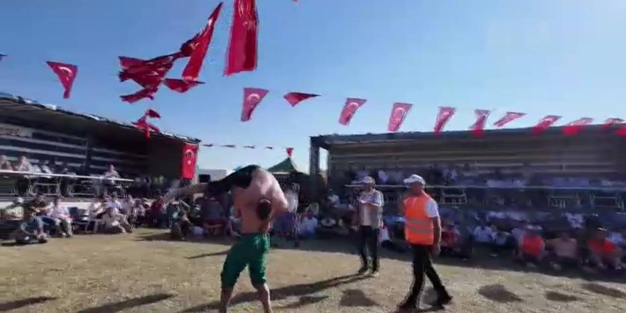 Rakibini karıştıran güreşçi taraftara el ense attı