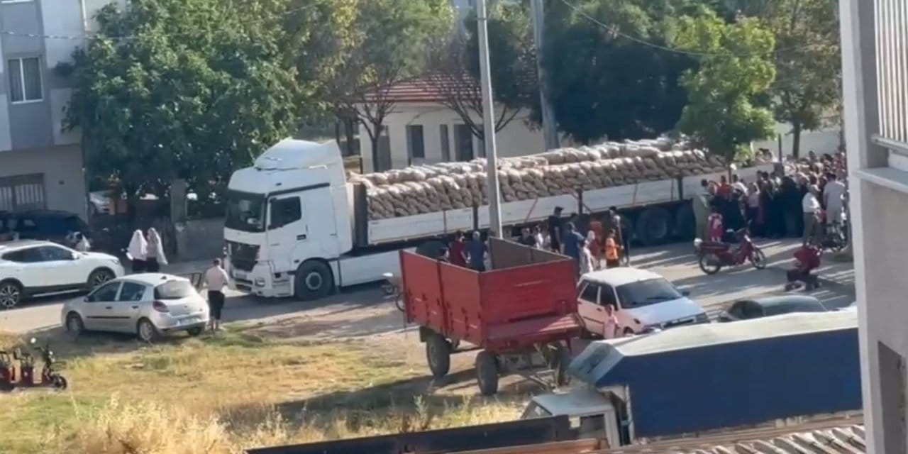 Bir tır dolusu 30 ton ürün bedava dağıtıldı: Çuvalını alan sıraya girdi