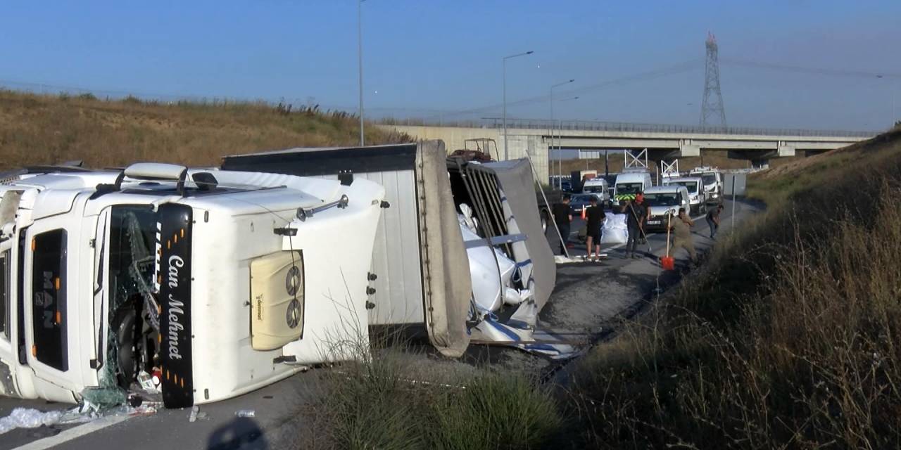 Plastik hammadde yüklü TIR devrildi!