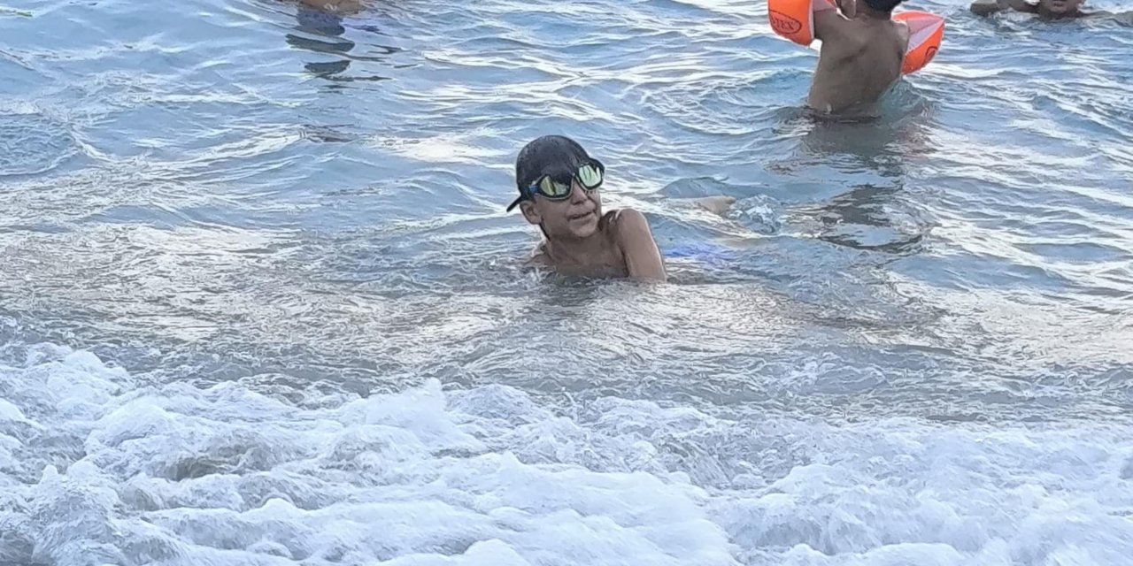 Serinlemek için denize girenler yandı