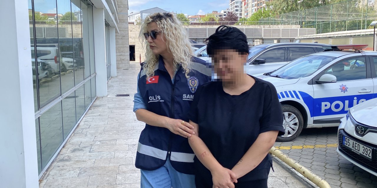 Annesini 11 yerinden bıçakladı