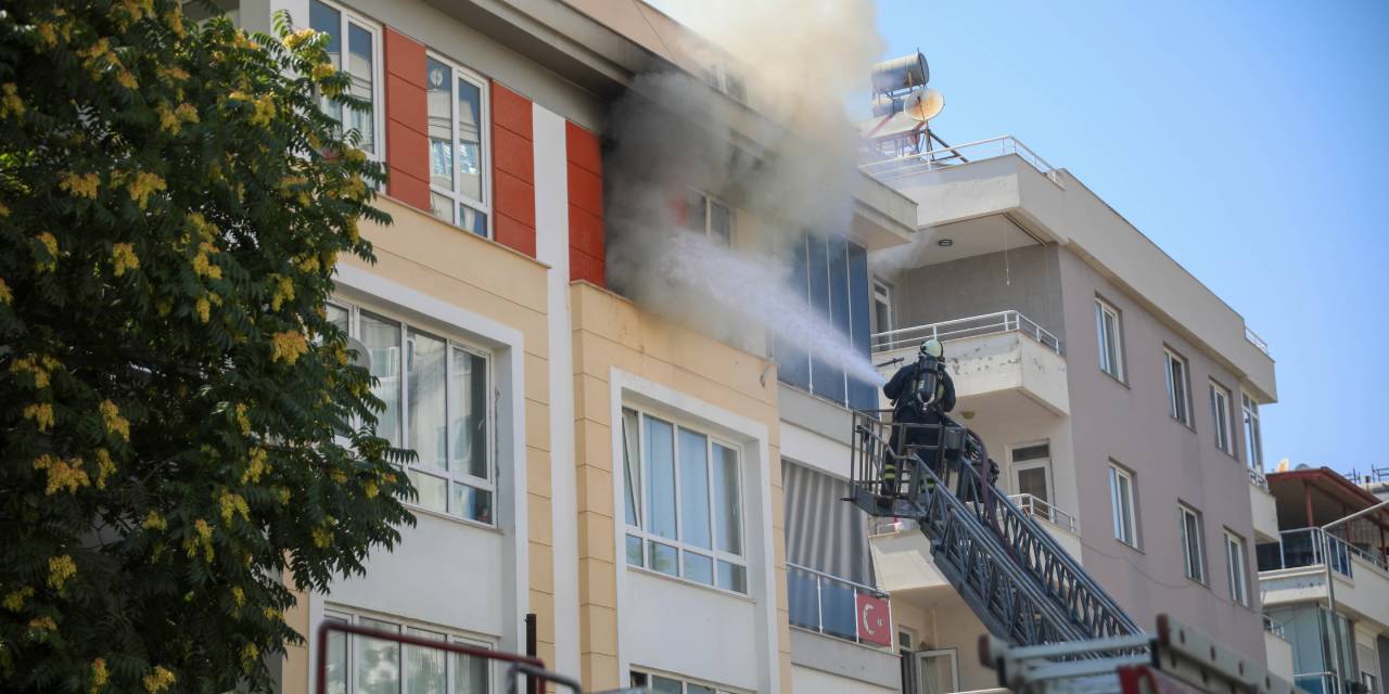 Yanan evdeki kedisini gören kadın baygınlık geçirdi