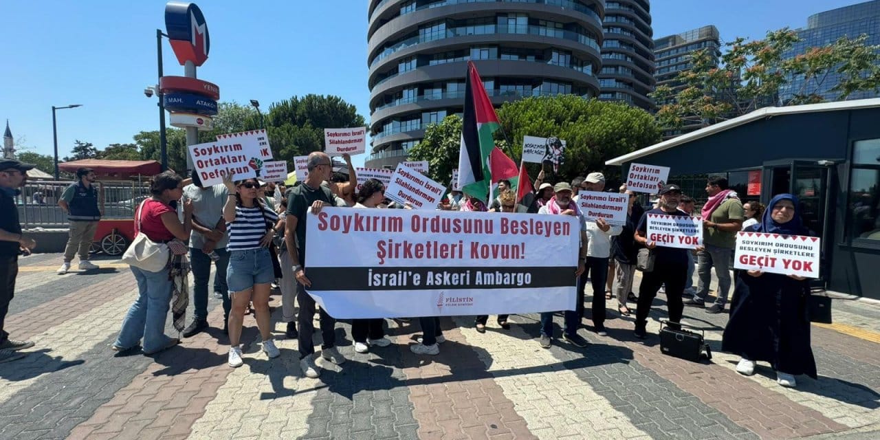 CHP'li Emir: Gazze'deki çocukları katledenlerin tedarikçileri stant açtı; şirketi protesto eden gençler gözaltına alındı