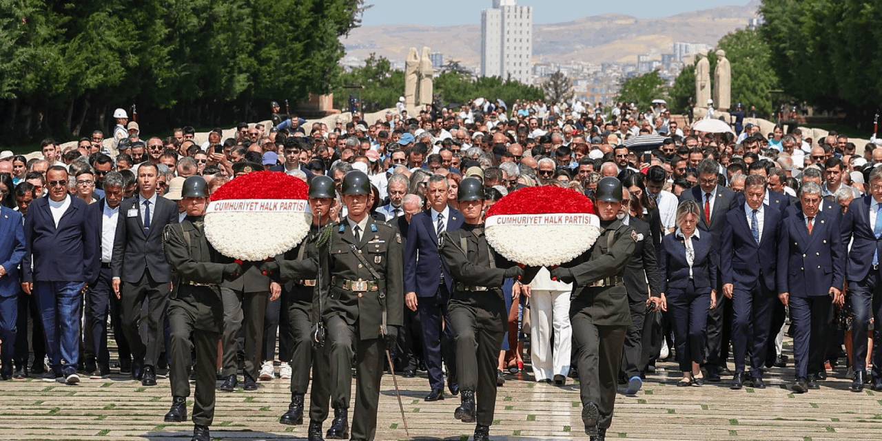 Özel, Lozan yıldönümünde Anıtkabir'i ziyaret etti