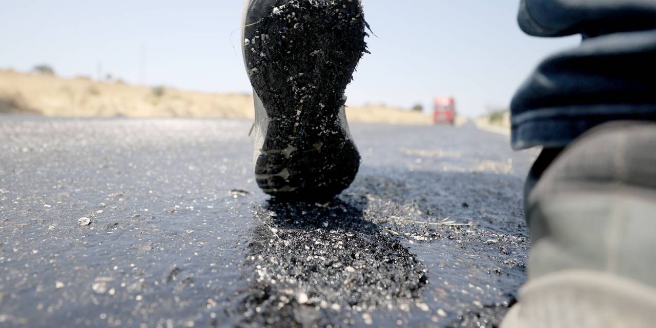 Aman dikkat! Kavurucu sıcaklar asfaltı bile eritti