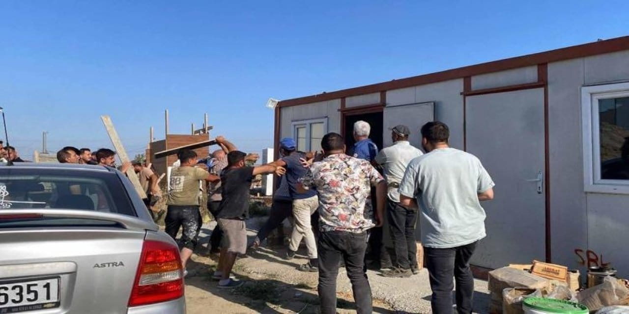 İnşaat işçileri çekiçlerle birbirine girdi! 1’i polis 3 yaralı