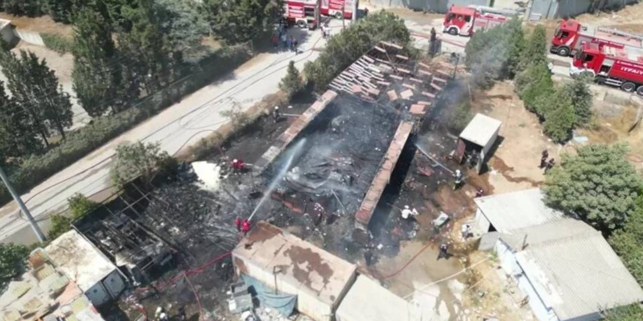 Gebze'de yediemin deposunda yangın