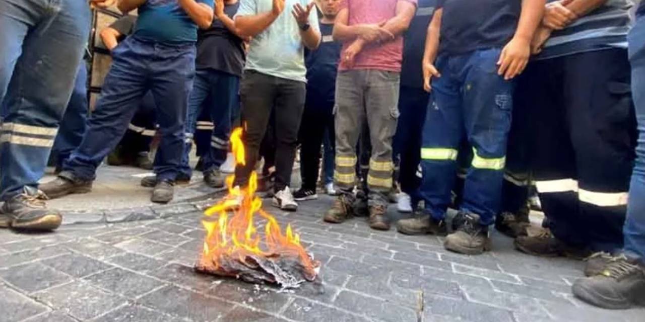 Maden işçileri isyan etti! Bordrolarını ateşe verdiler