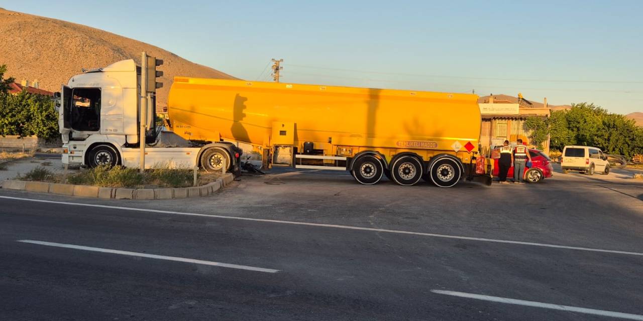 Motosiklet tankerle çarpıştı: 84 yaşındaki sürücü öldü