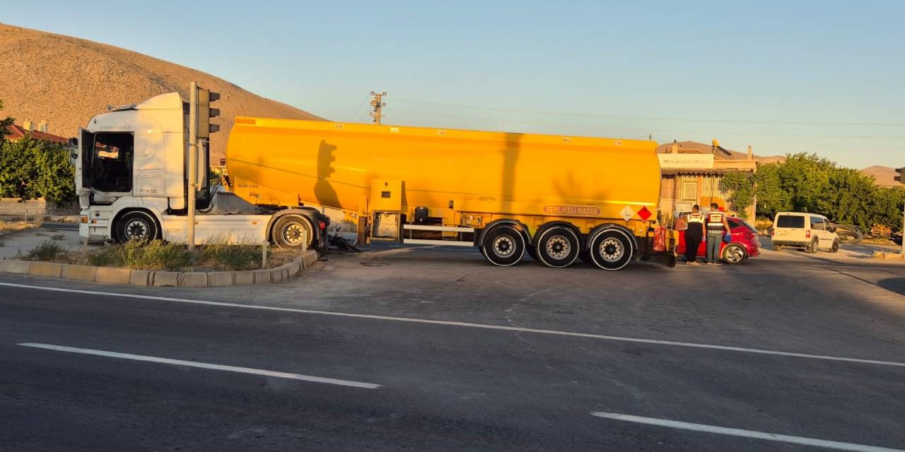 Akaryakıt tankeri ile çarpıştı: 84 yaşındaki motosikletli hayatını kaybetti