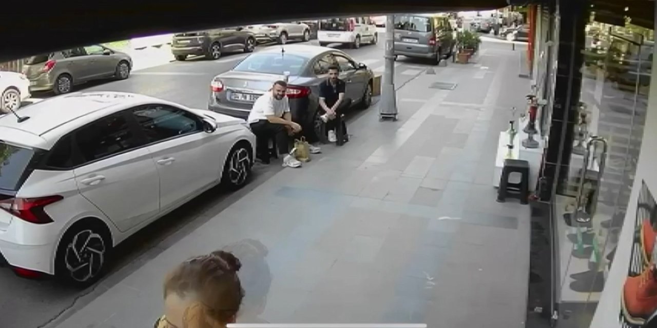 Küçükçekmece'de 2 aracın karıştığı kazada 1'i çocuk 3 kişi yaralandı