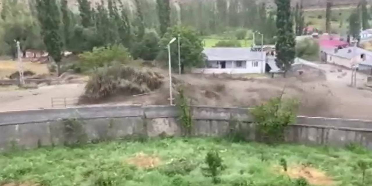 Bir yanda yangın bir yanda sel: 9 köyü götürdü