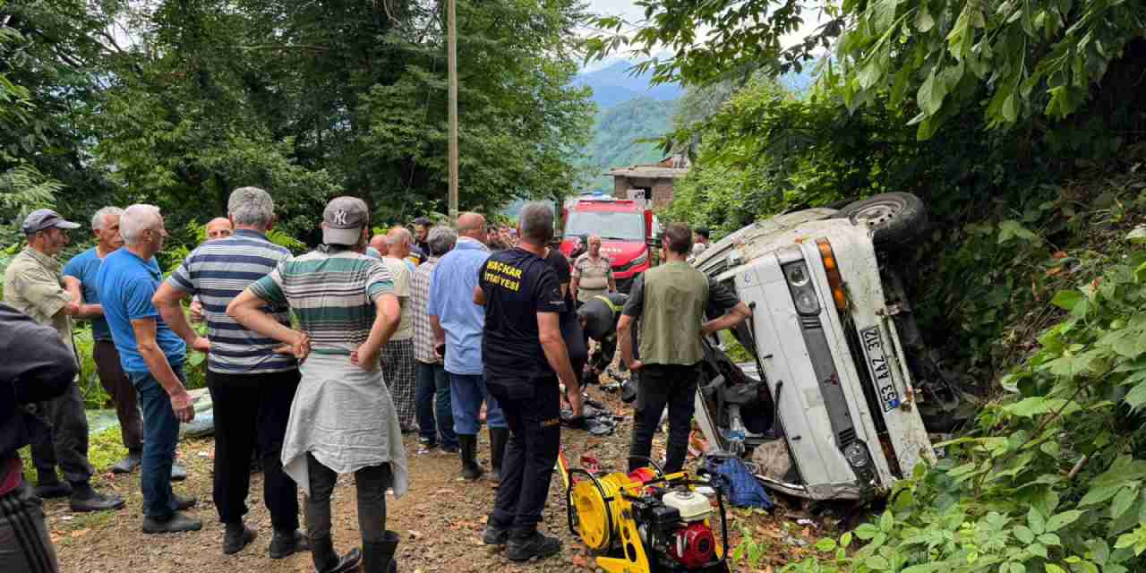 Rize'de korkunç kaza: Minibüs yamaçtan yuvarlandı 2 kişi öldü