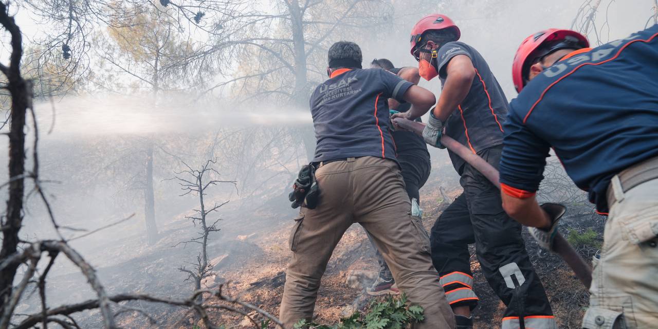 Alevlere karşı omuz omuza: Üsküdar Belediyesi yangın bölgelerinde!