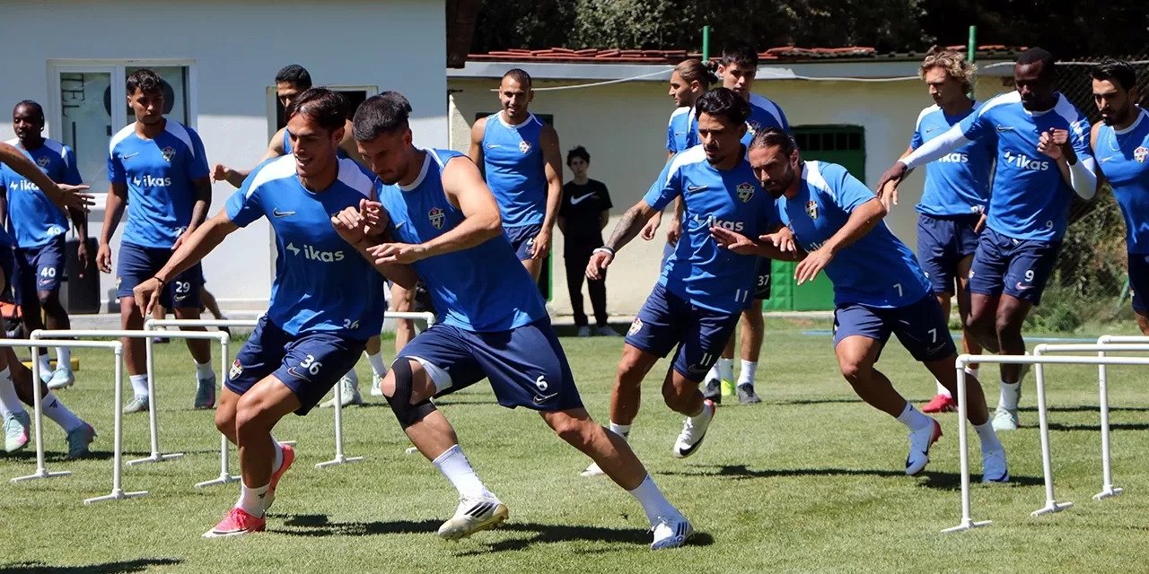 Tavuk yüzünden kamp yarıda kaldı: Futbolcular İstanbul'a döndü