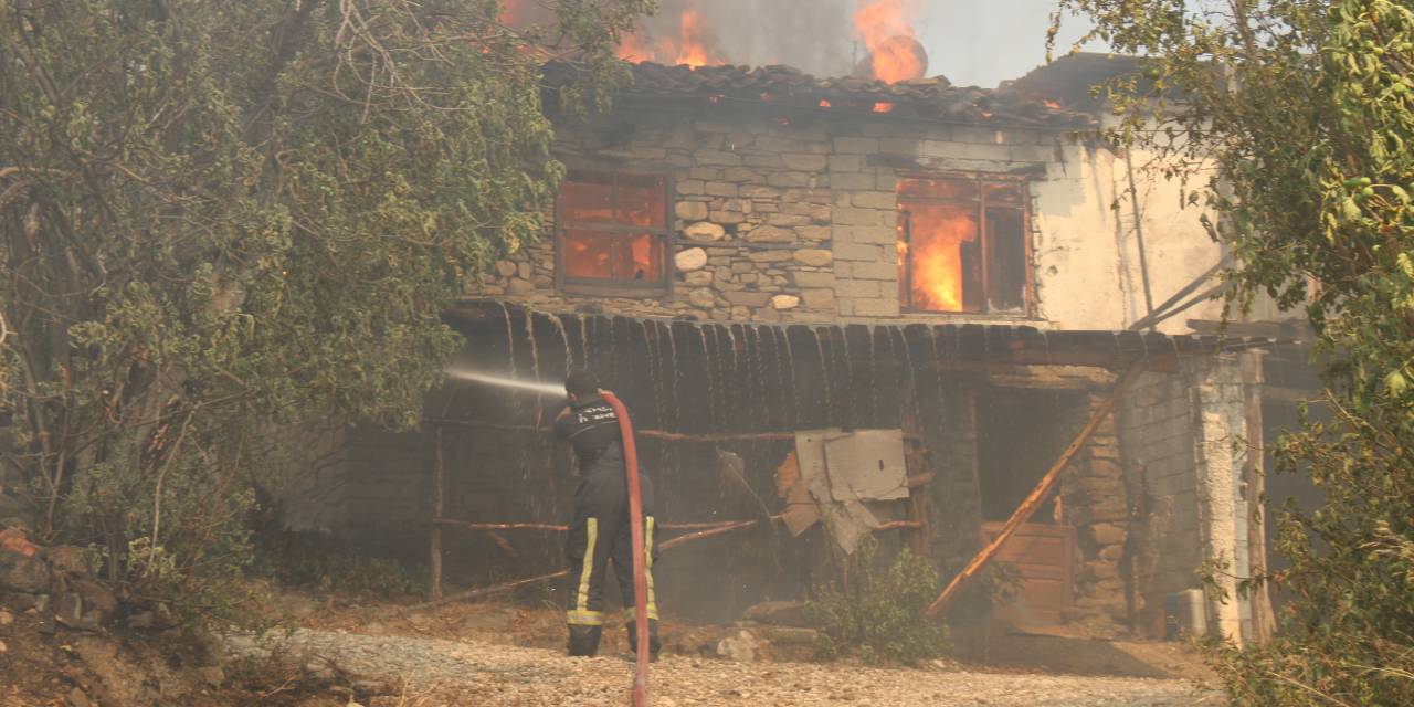 Serik'teki orman yangınında 3 ev kül oldu