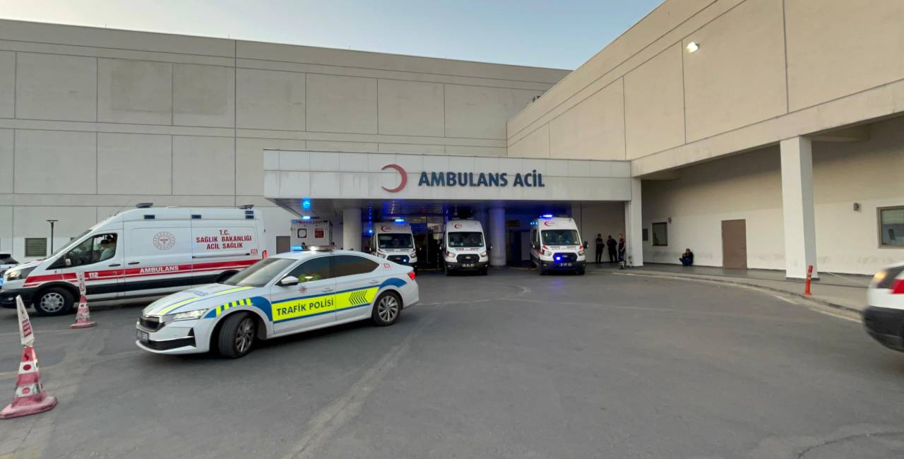 Kamyonla çarpışan 2 polis memuru yaralandı