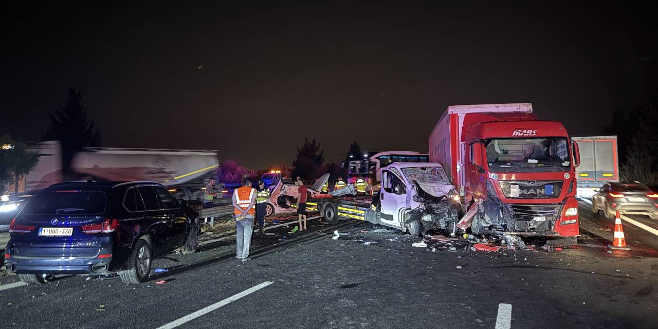 Zincirleme kazada 4 araç hurdaya döndü: Çok sayıda yaralı var
