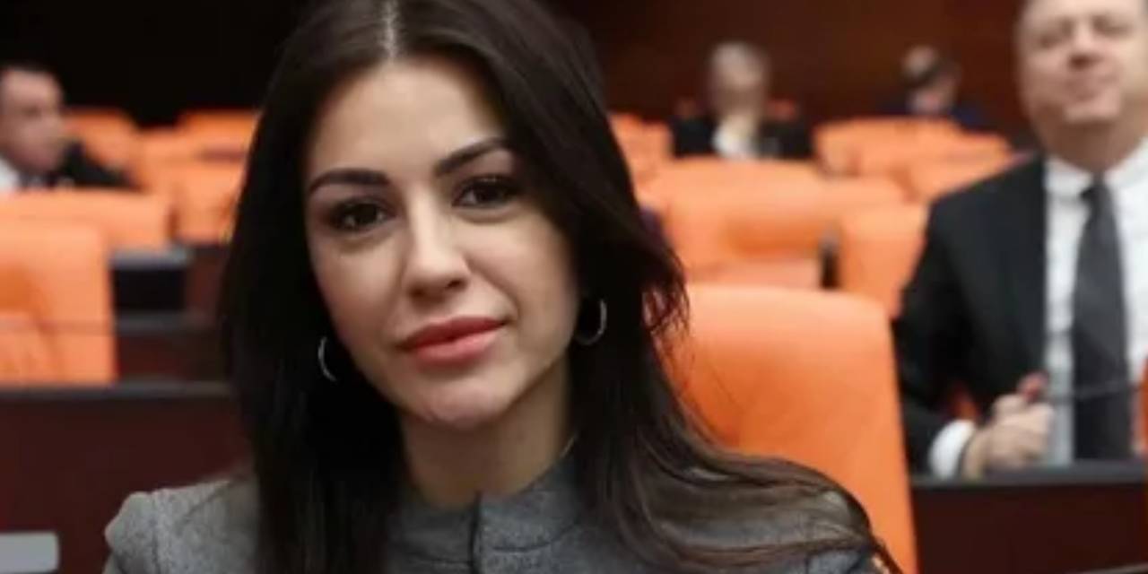 AKP'li vekilin pozu olay oldu! Koluna takıp paylaştı