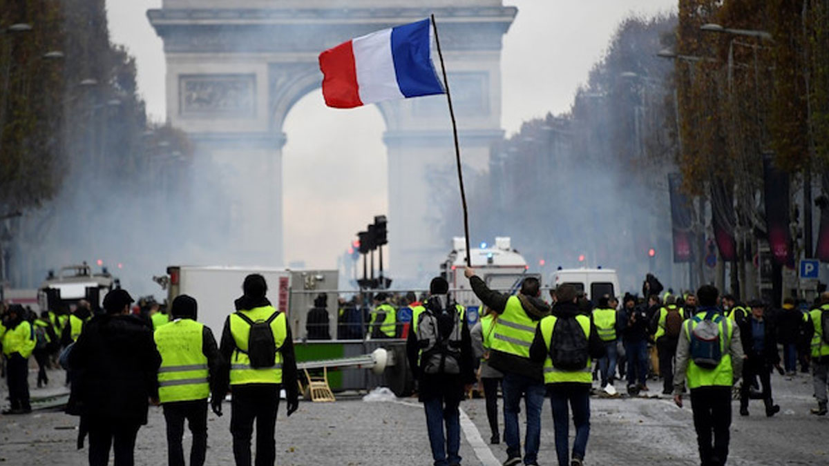 Fransa'da göstericiler yeniden sokaklarda