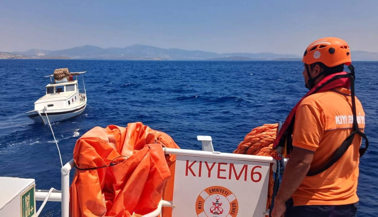 Bodrum açıklarında sürüklenen teknedeki 2 kişi kurtarıldı