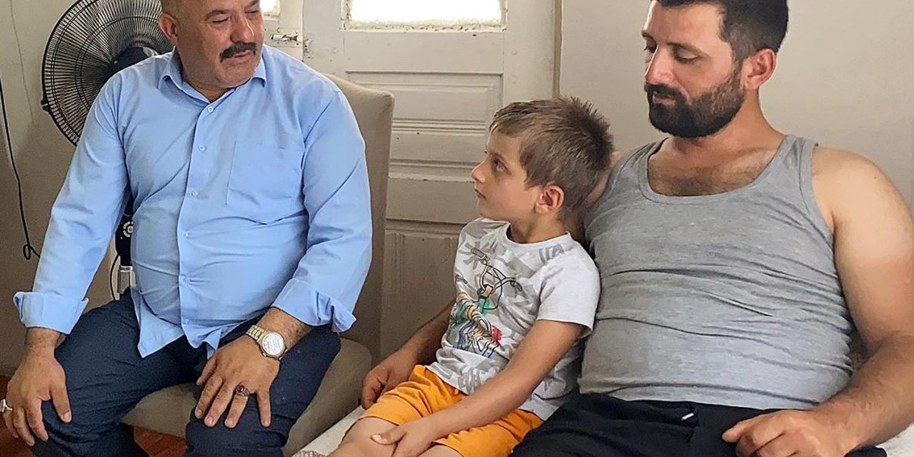 Arkadaşını ısıran ayıya kürekle saldırdı