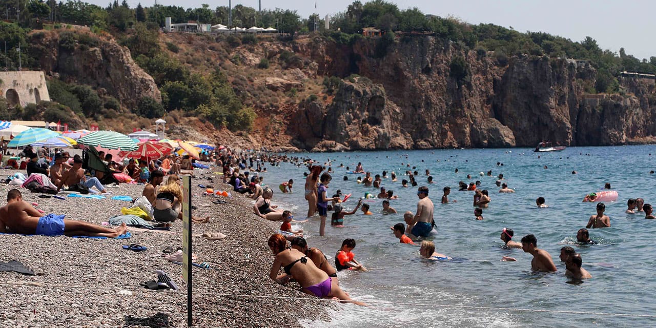 Antalyalılar koşa koşa sahillere gitti