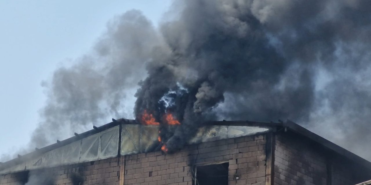 Diyarbakır'da siyah dumanlar gökyüzünü kapladı
